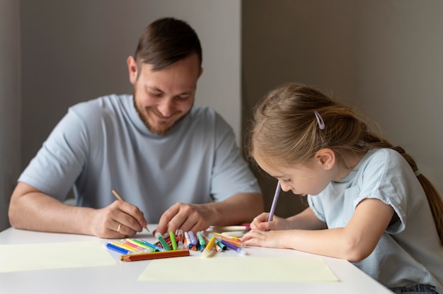 Foto gratuita padre e figlia trascorrono del tempo insieme