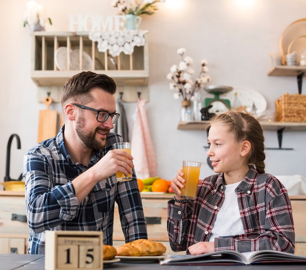 Foto gratuita padre e figlia insieme sul tavolo della colazione