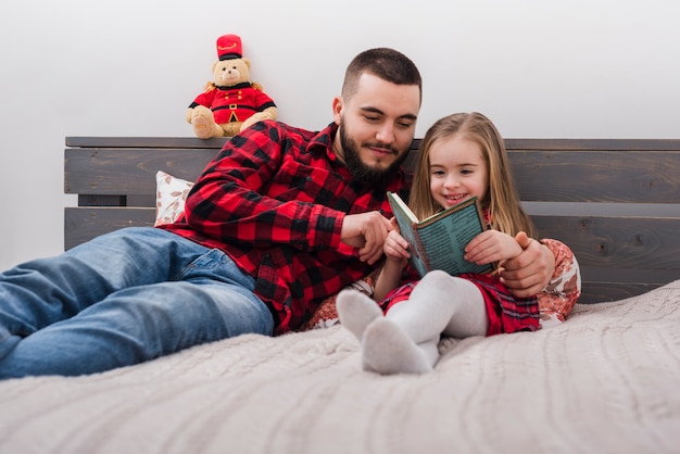 Padre e figlia insieme il giorno di padri