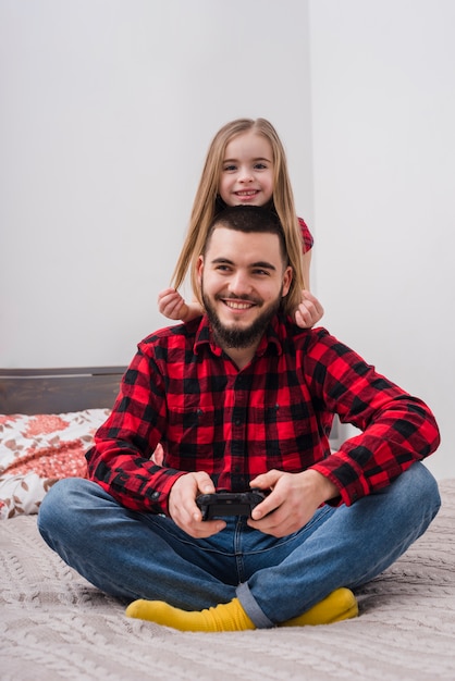 Foto gratuita padre e figlia insieme il giorno di padri