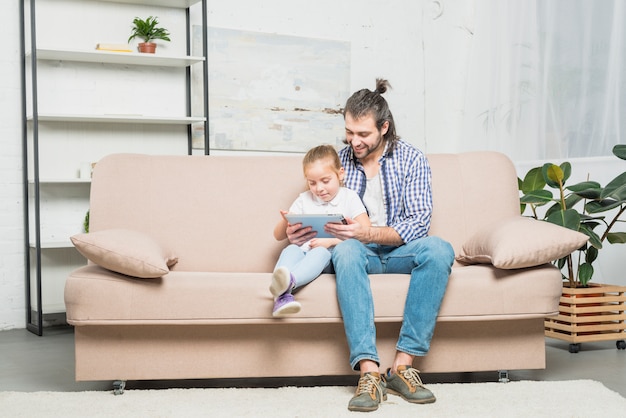 Foto gratuita padre e figlia che usano il tablet