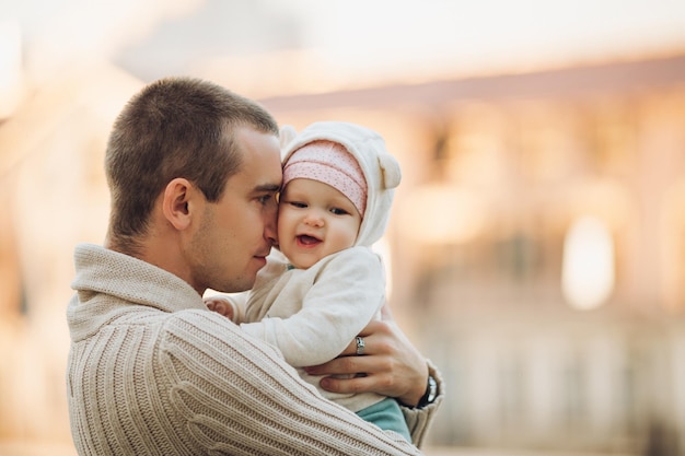 Free photo father and daughter walking in the park in autumn portrait dad and daughter family concept a little