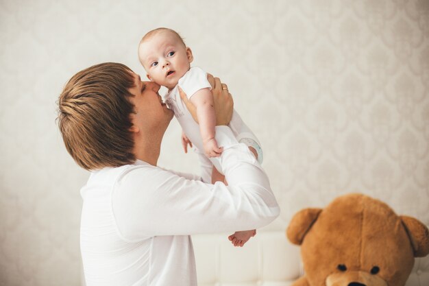 彼の息子を抱く父親