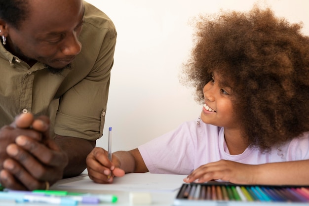 Foto gratuita padre che aiuta sua figlia a fare i compiti