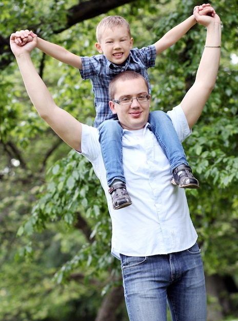 Отец и его сын развлекаются в парке