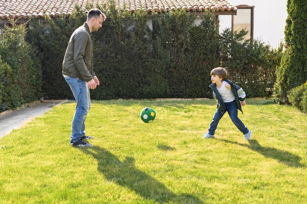 父と子供がボールで遊んで