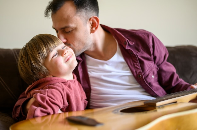 父はかわいい息子にキス