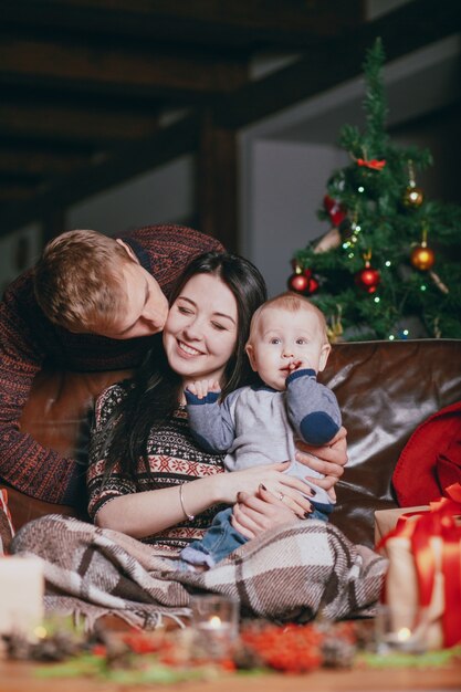 彼女は赤ちゃんを保持しながら、父は彼の妻の頭にキス