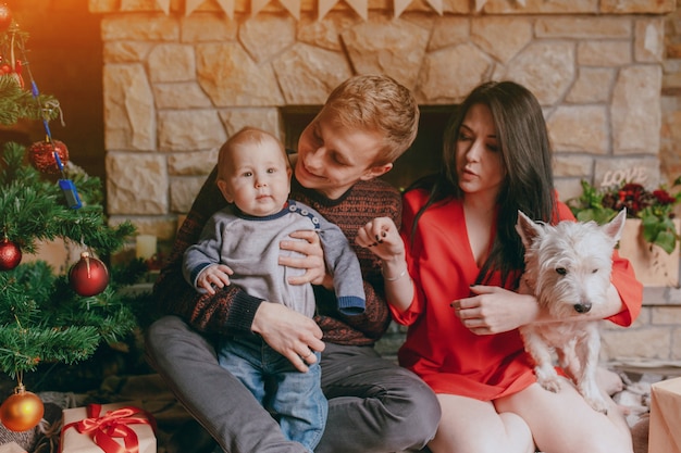 Foto gratuita padre guardando il suo bambino, mentre la donna tiene il cane