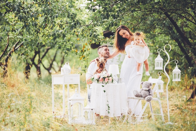 отец, мать и дочь вместе на пикнике в саду