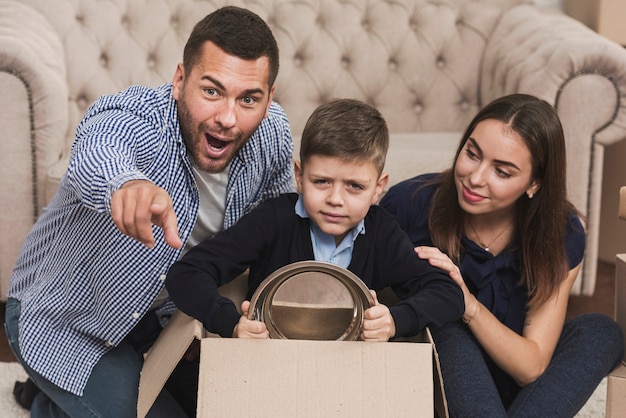 Padre e madre che giocano con il figlio