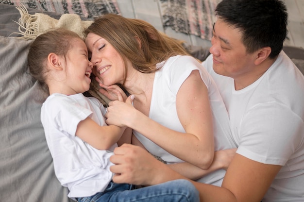 Free photo father and mother with daughter