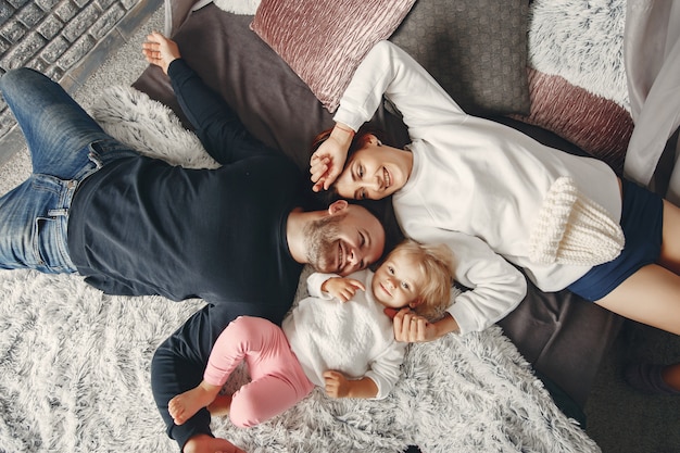 Foto gratuita padre e madre con la piccola figlia