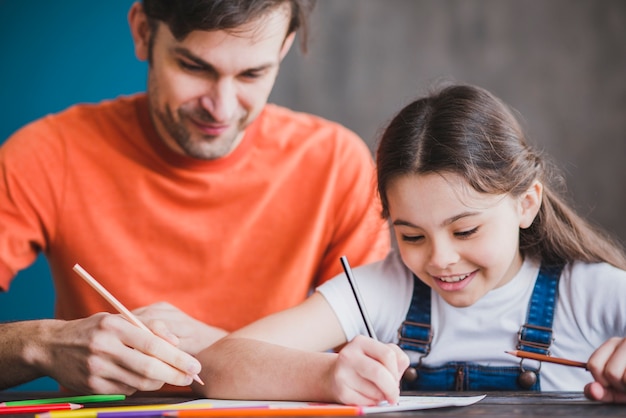 Foto gratuita padre che dipinge con la figlia il giorno di padri