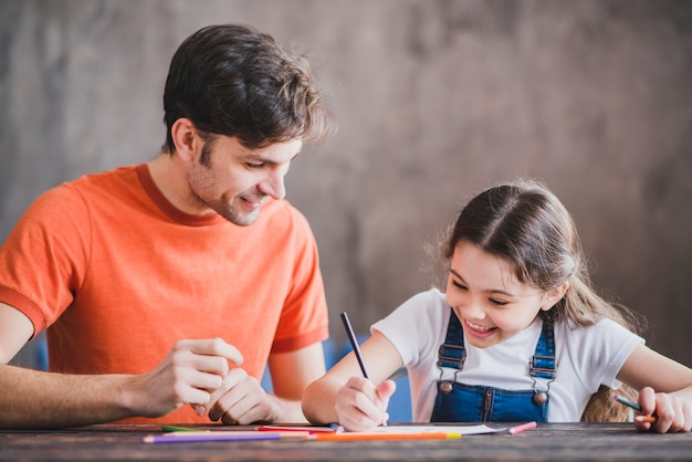 Free photo father painting with daughter on fathers day