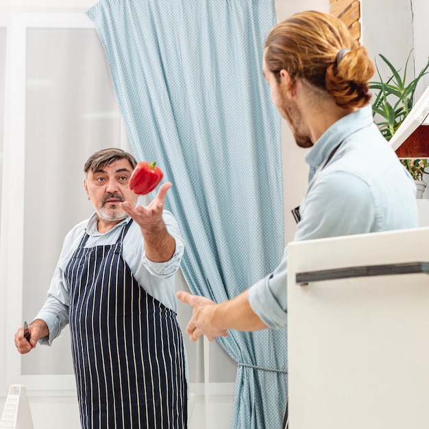 Padre che passa un peperone a suo figlio