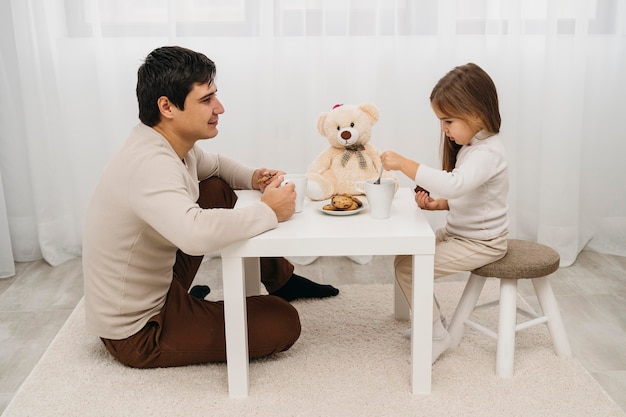 Free photo father playing with his daughter at home