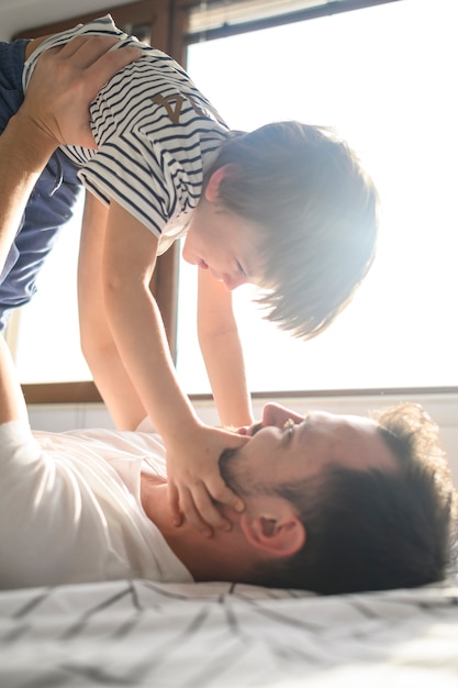 父は息子の笑顔で遊んで