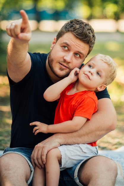 Free photo father pointing at the sky