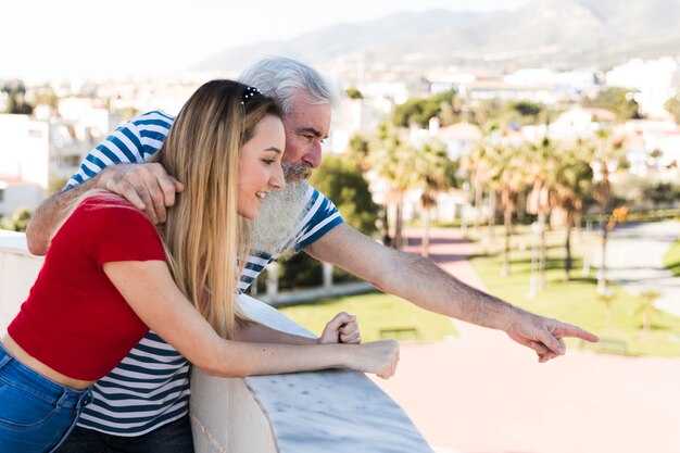 Foto gratuita padre che punta a qualcosa