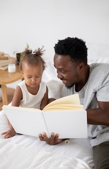 Отец читает свою девочку