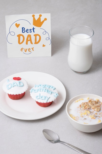 Foto gratuita celebrazione della festa del papà con cupcakes