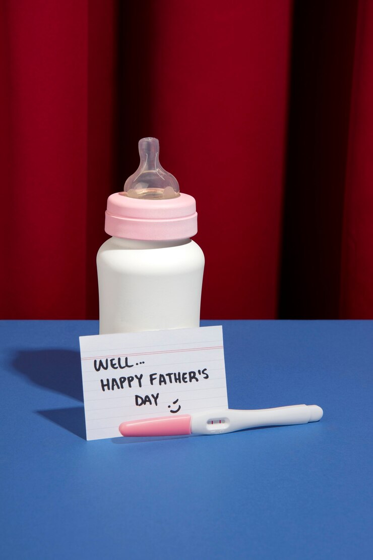 Free Photo father's day celebration with pregnancy test