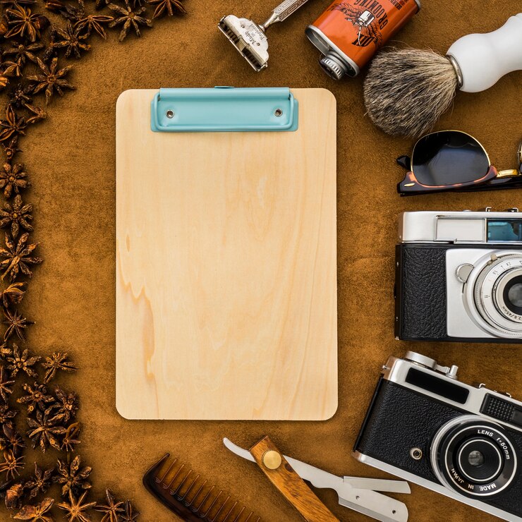 मुफ़्त फोटो father's day composition with clipboard and masculine items