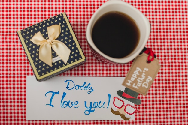 Foto gratuita composizione del giorno del padre con la tazza di caffè