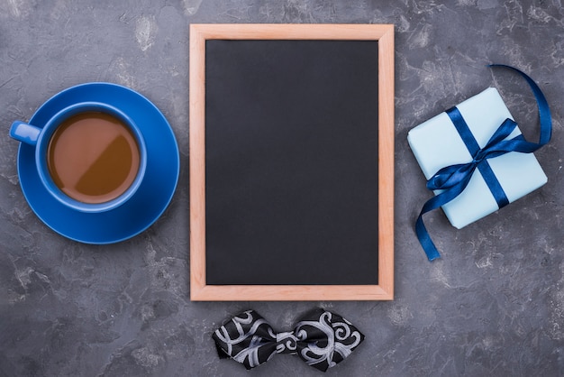 Free photo father's day concept top view and empty chalkboard