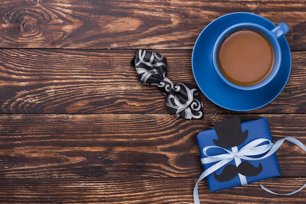 Foto gratuita vista superiore di concetto di festa del papà con caffè