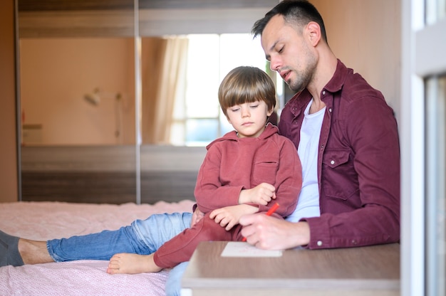 Foto gratuita concetto di festa del papà con il disegno del padre