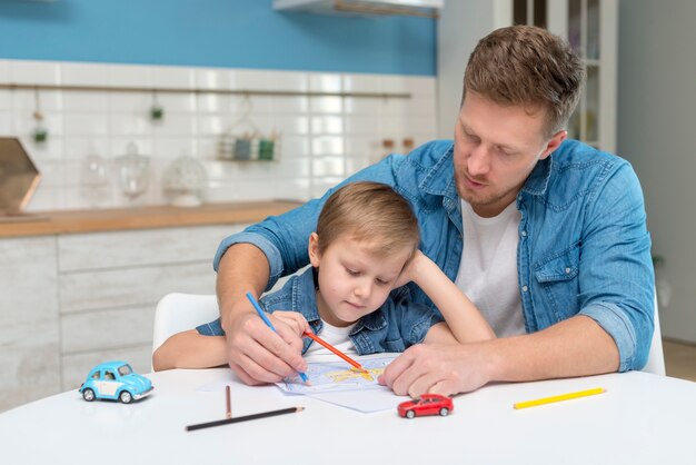 Foto gratuita festa del papà papà e figlio in cucina