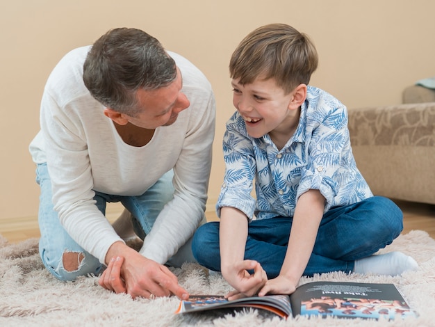 Foto gratuita festa del papà papà e figlio che leggono un libro
