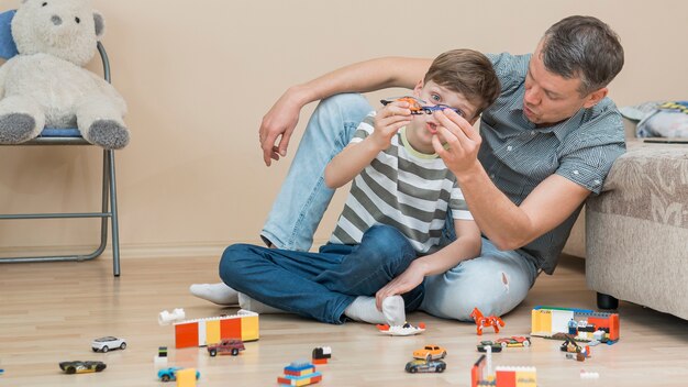 Foto gratuita festa del papà festa del papà papà e figlio che si appoggiano su un divano