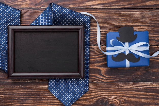Бесплатное фото День отца подарок с лентами с рамкой и галстуком