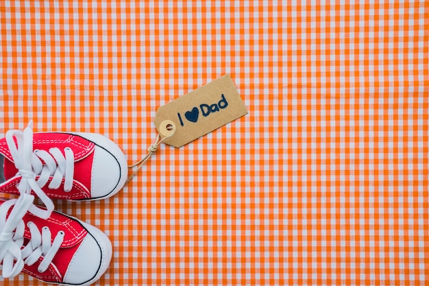 Foto gratuita superficie del giorno del padre con scarpe rosse