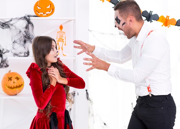 Отец пугает свою дочь на Хэллоуин