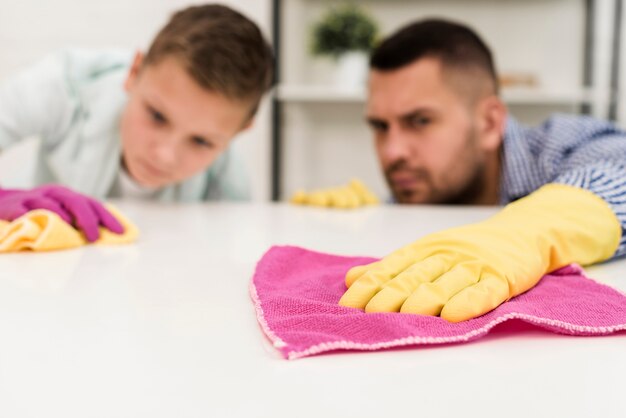 Отец и сын тщательно чистят