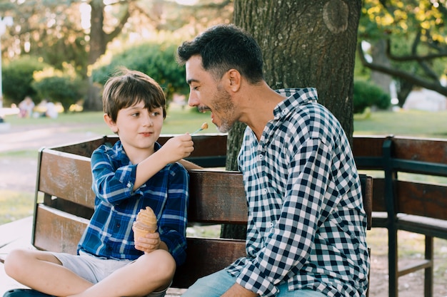 Foto gratuita padre e figlio felici il giorno di padri