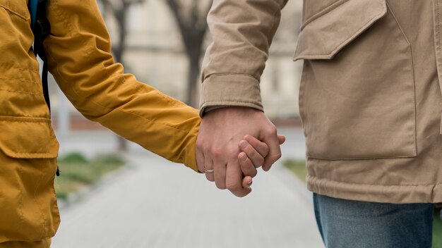 父と息子の手を繋いでいます。