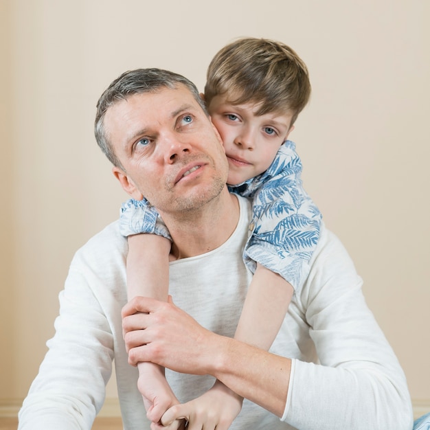 父と息子が彼を抱き締める