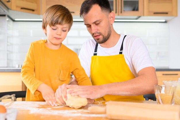 父と息子が生地を作る