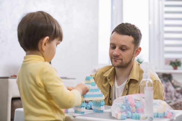 父と息子のミディアムショット