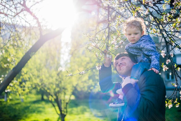 Padre e figlio nel parco in una giornata di sole