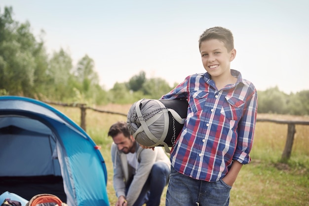 Отец и сын разбивают палатку