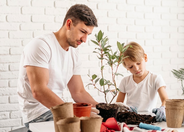 Padre e figlio che piantano piante a casa