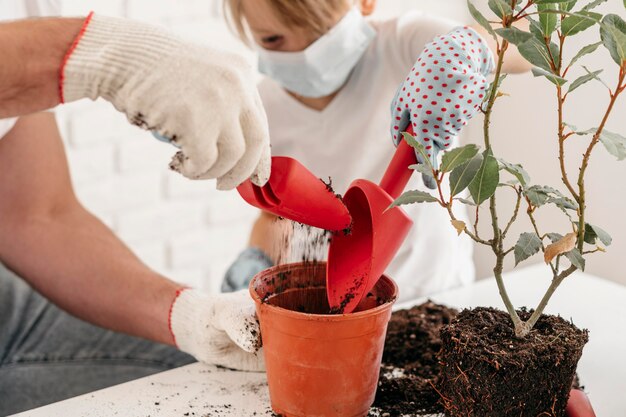 父と息子が家で一緒に植える