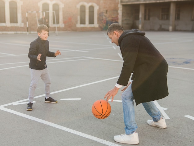 Отец и сын играют в баскетбол