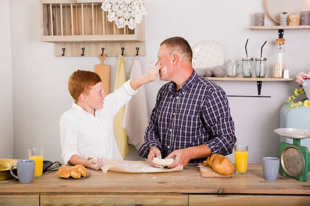 Padre e figlio che giocano in cucina